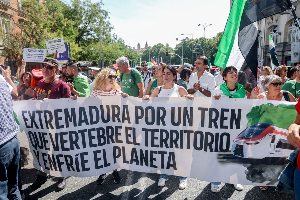 Cientos de extremeños se manifiestan en Madrid reclamando un Tren Digno para la región Cientos de extremeños se manifiestan en Madrid reclamando un Tren Digno para la región