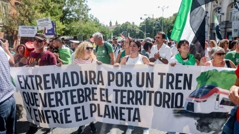Cientos de extreme&ntilde;os se manifiestan en Madrid reclamando un Tren Digno para la regi&oacute;n