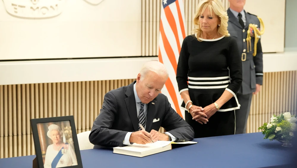 El presidente de los Estados Unidos, Joe Biden (i), firma el libro de condolencias mientras él y la primera dama, la Dra. Jill Biden (d), visitan la Embajada Británica en Washington.