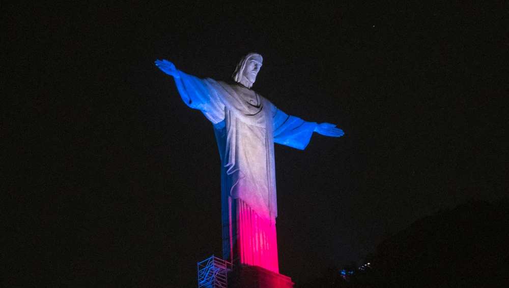 Fotografía del monumento del Cristo Redentor iluminado con los colores de la bandera del Reino Unido en honor a la Reina Isabel II hoy, en Río de Janeiro (Brasil)