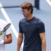 Carlos Alcaraz y Juan Carlos Ferrero durante un entrenamiento en el US Open