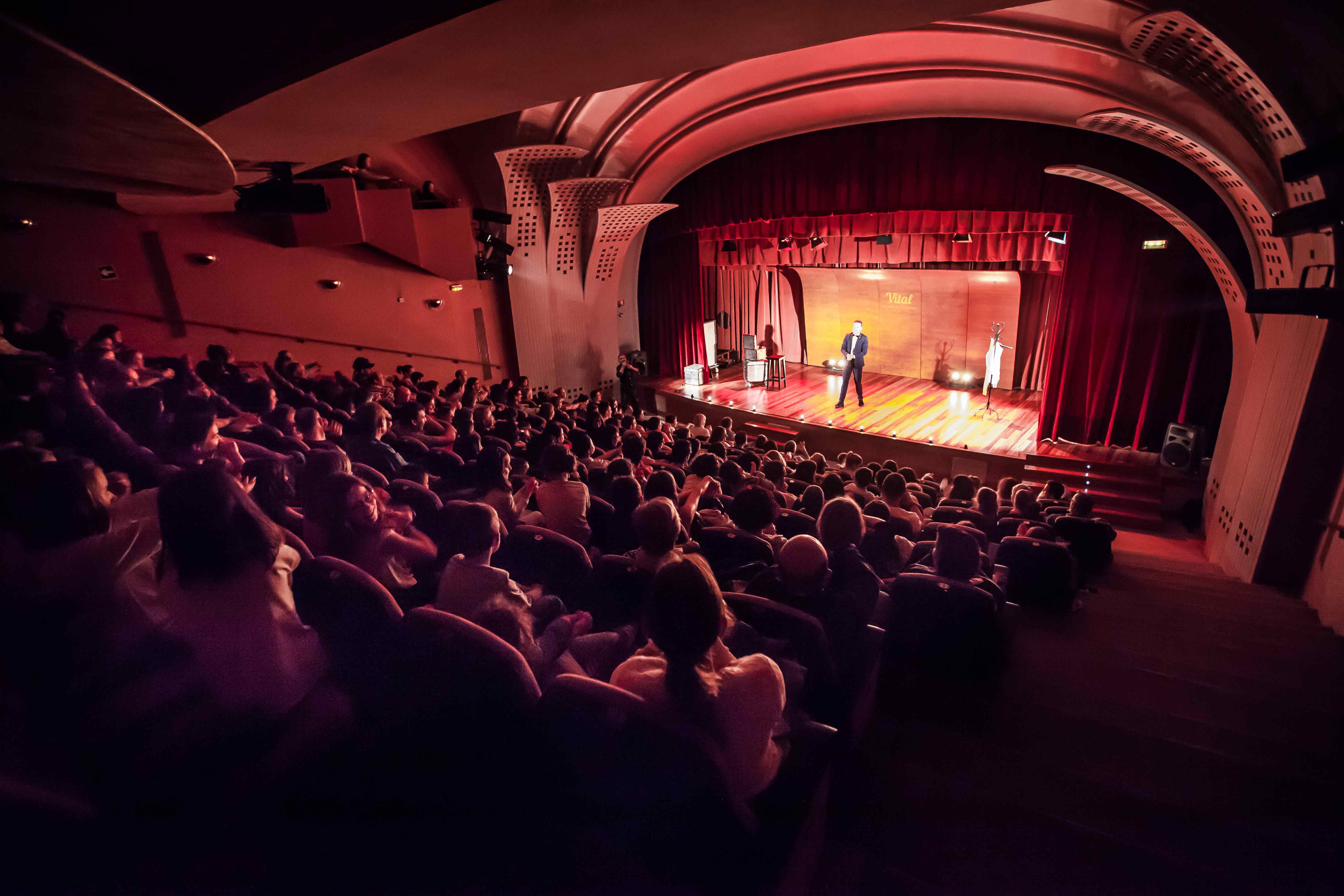 Más de 200 magos llenan de ilusión teatros, calles y espacios de Vitoria en una nueva edición de Magialdia Más de 200 magos llenan de ilusión teatros, calles y espacios de Vitoria en una nueva edición de Magialdia