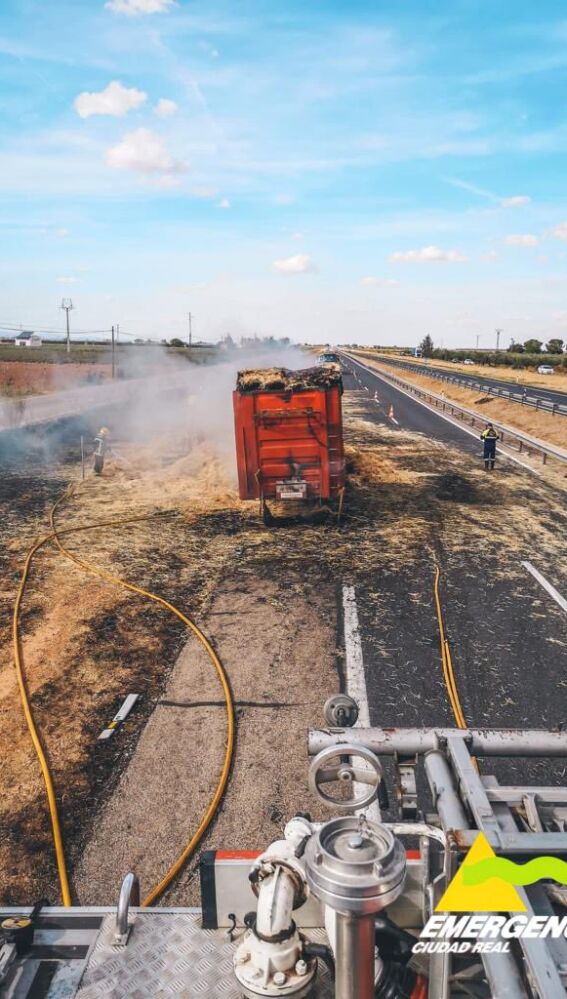 Incendio en un camión que transportaba paja