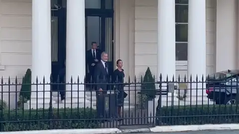 Los Reyes de España llegan a la embajada en Londres Los Reyes de España llegan a la embajada en Londres
