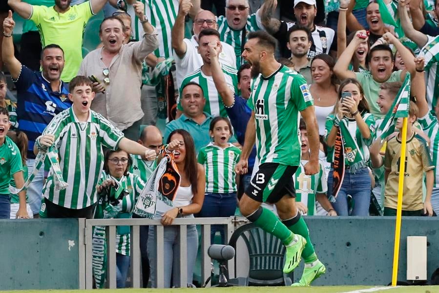 Borja Iglesias sigue de celebración ante el Girona Borja Iglesias sigue de celebración ante el Girona