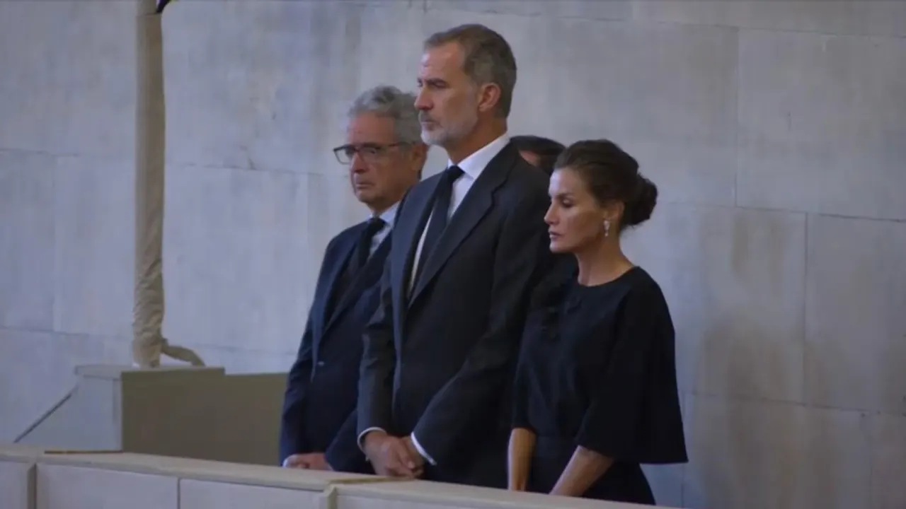 Los reyes de España visitan la capilla ardiente de Isabel II y se reúnen en Buckingham con Carlos III
