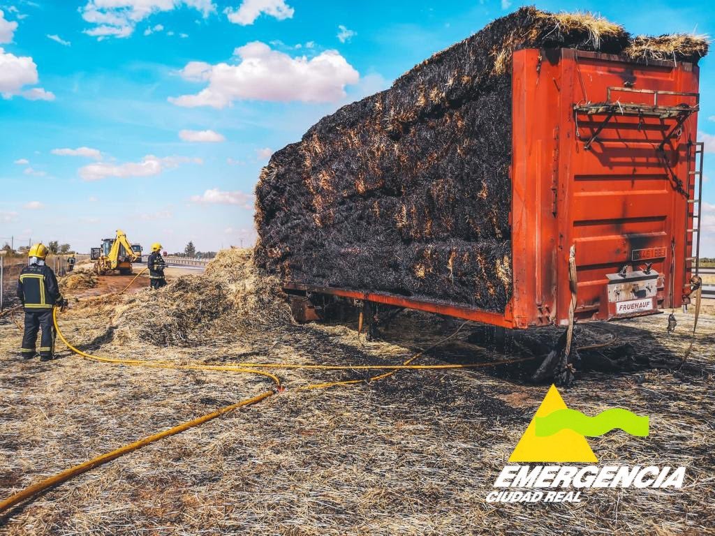 Bomberos usan 80.000 litros de agua para apagar el incendio de un camión de paja cerca de Valdepeñas Bomberos usan 80.000 litros de agua para apagar el incendio de un camión de paja cerca de Valdepeñas