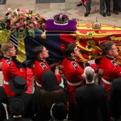 Imagen del féretro de la reina Isabel II entrando en la Abadía de Westminster durante su funeral de Estado Imagen del féretro de la reina Isabel II entrando en la Abadía de Westminster durante su funeral de Estado