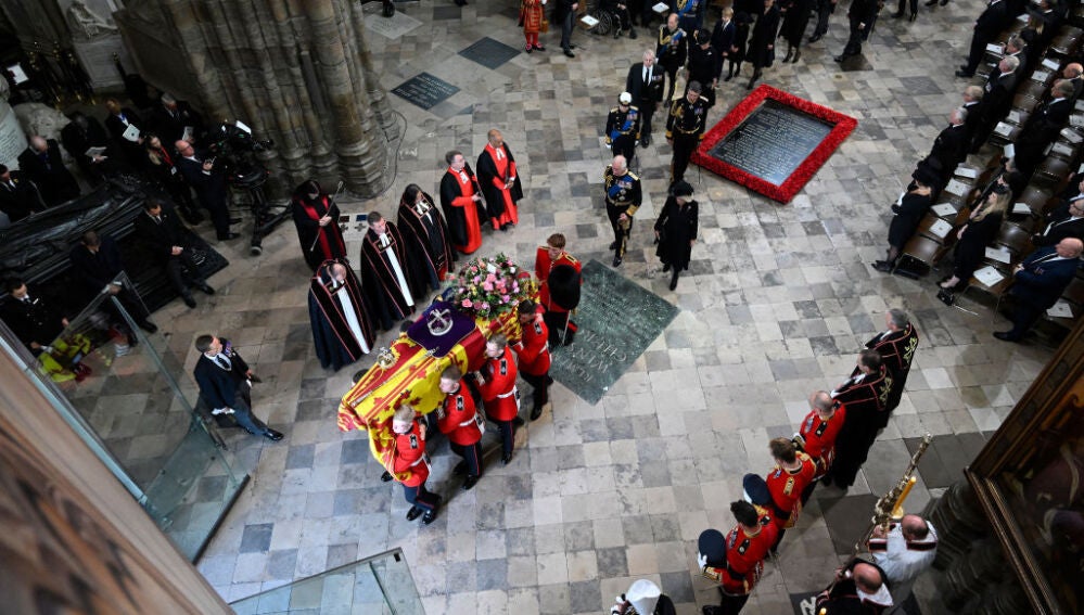 Vista del féretro de la reina Isabel II a su salida de la Abadía de Westminster