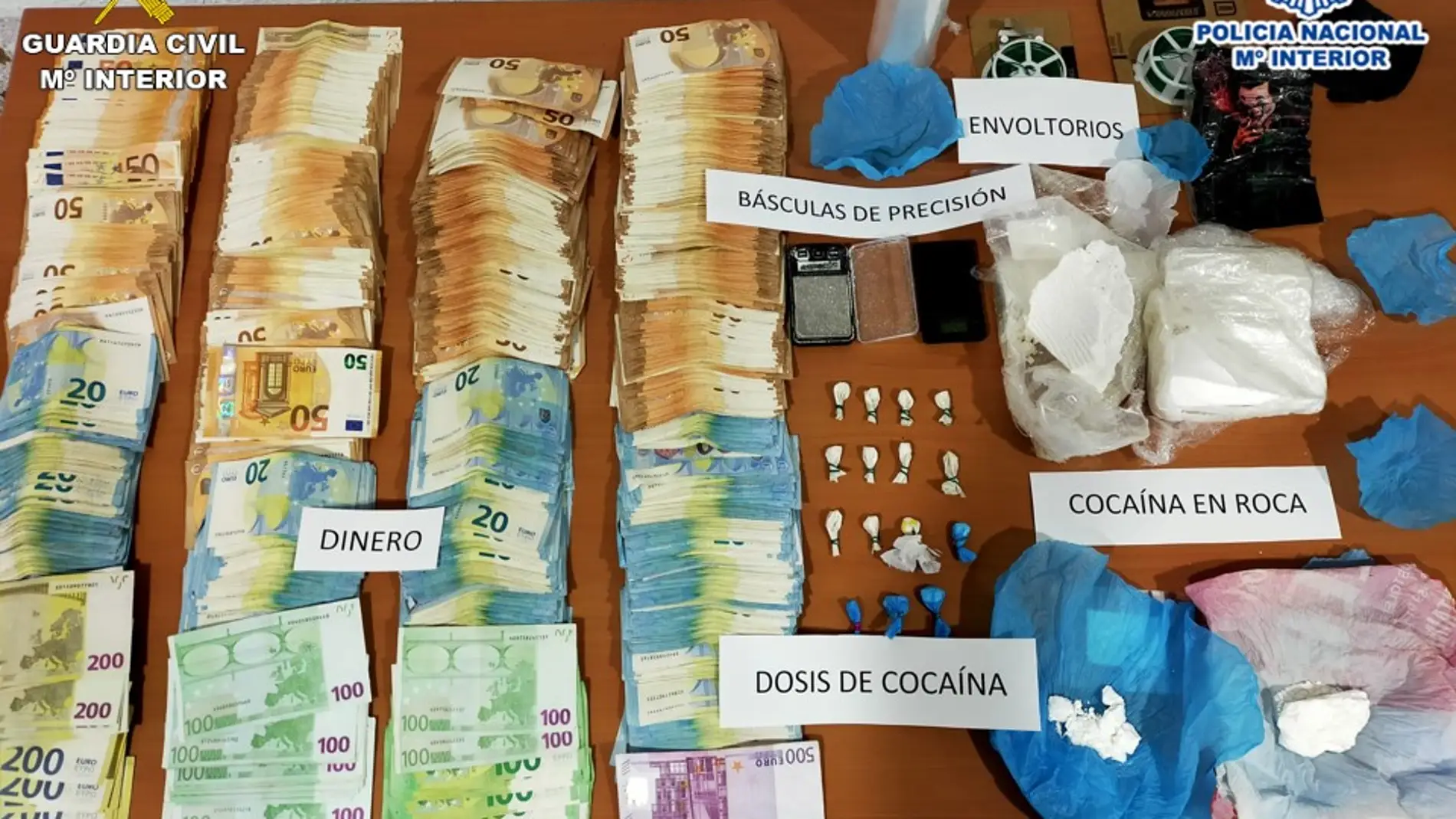 Bolsitas con droga y los 83.000 euros intervenidos