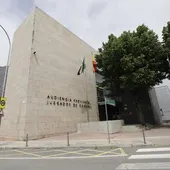 Cinco alcaldes del Valle del Jerte serán juzgados mañana por vertidos ilegales de cerezas Cinco alcaldes del Valle del Jerte serán juzgados mañana por vertidos ilegales de cerezas