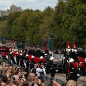 El féretro de Isabel II se dirige al Castillo de Windsor atravesando Long Walk