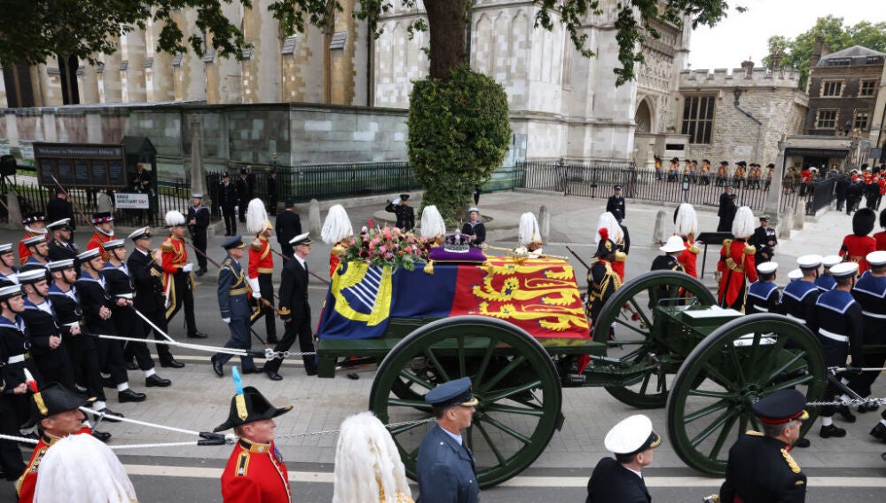 El ataúd de la reina Isabel II es llevado a la Abadía de Westminster durante el funeral de estado de la reina Isabel II