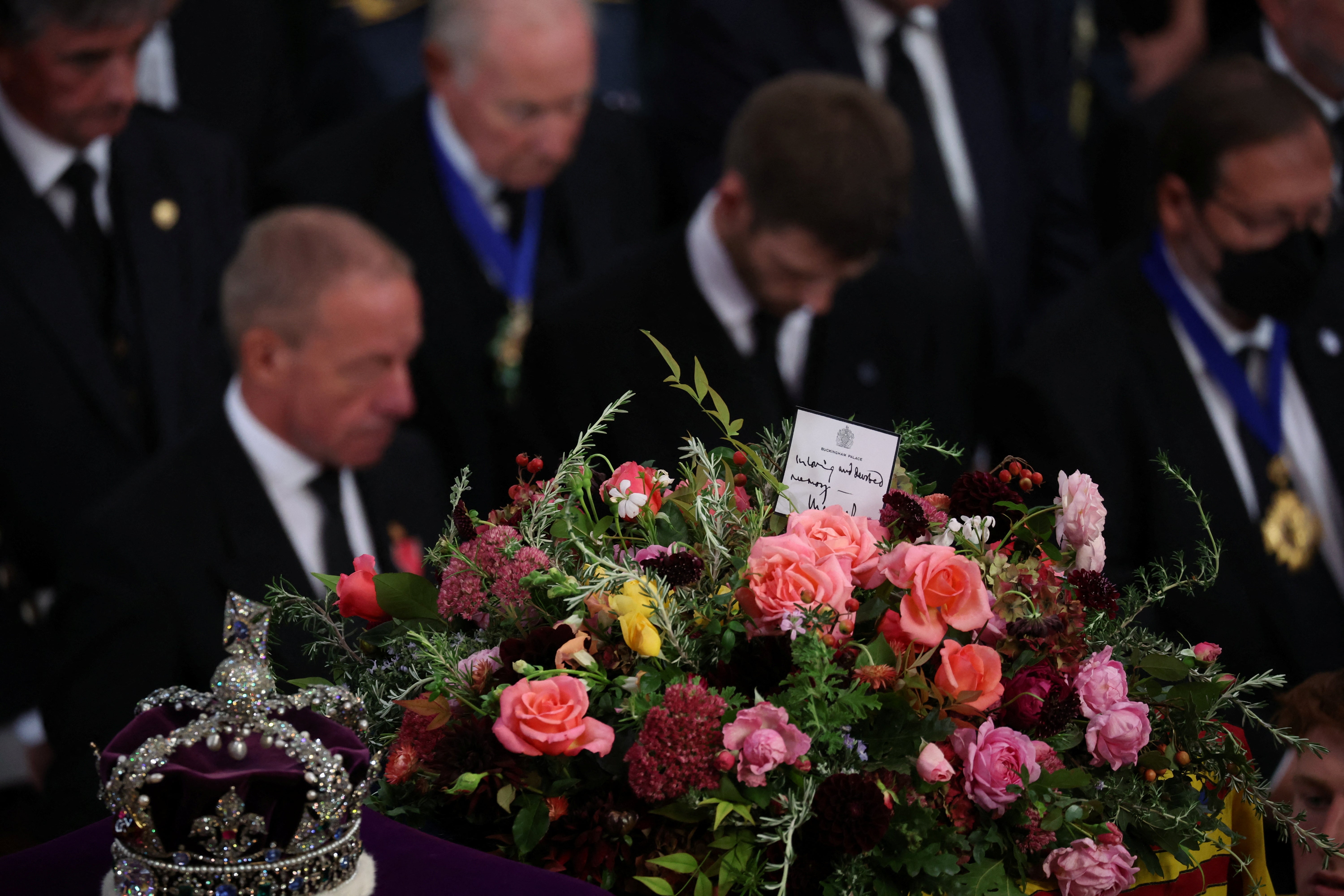 Qué pone en la nota que está sobre el féretro de Isabel II Qué pone en la nota que está sobre el féretro de Isabel II