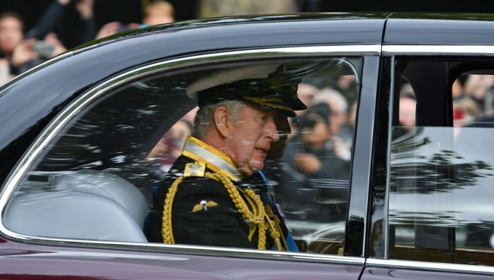 Carlos III se dirige hacia la Abadía de Westminster