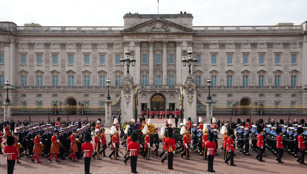 El féretro de Isabel II pasa por última vez por el palacio de Buckingham