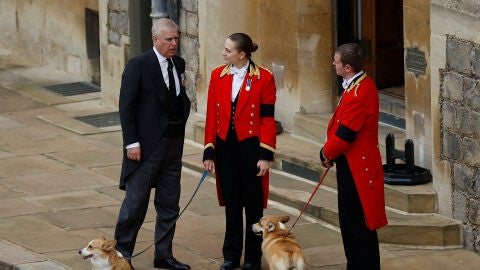 El pr&iacute;ncipe Andr&eacute;s acompa&ntilde;ado por los perros de Isabel II en el d&iacute;a de su entierro