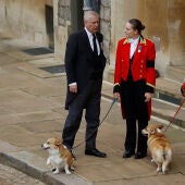 El príncipe Andrés acompañado por los perros de Isabel II en el día de su entierro