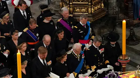 Los reyes Felipe y Letizia sentados junto a los eméritos Don Juan Carlos y Doña Sofía