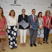 Firma del convenio entre Junta y Ayuntamiento para arreglar los caminos del Vicario Firma del convenio entre Junta y Ayuntamiento para arreglar los caminos del Vicario