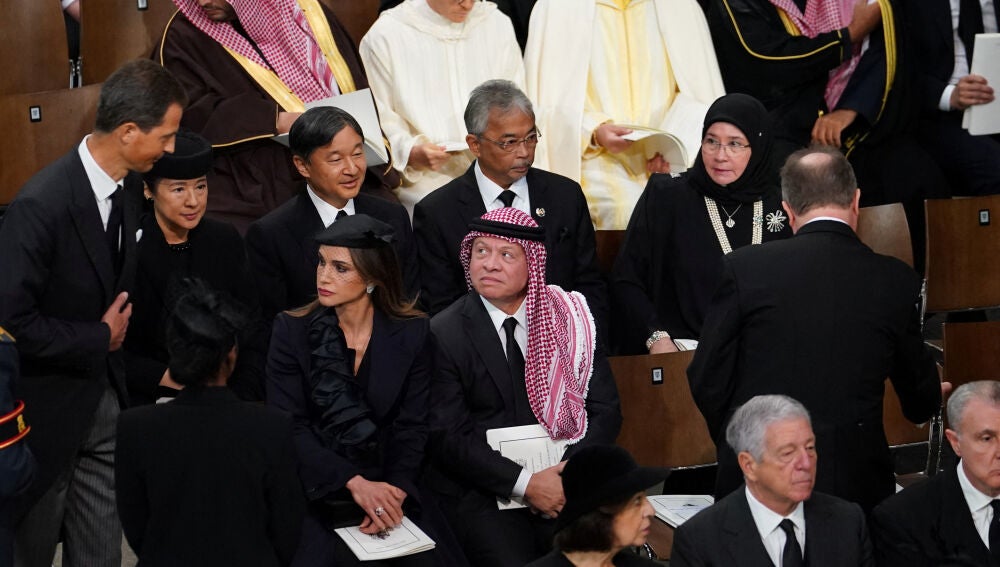 Abdalá y Rania de Jordania sentados en la Abadía de Westminster y tras ellos el emperador de Japón Naruhito y su esposa