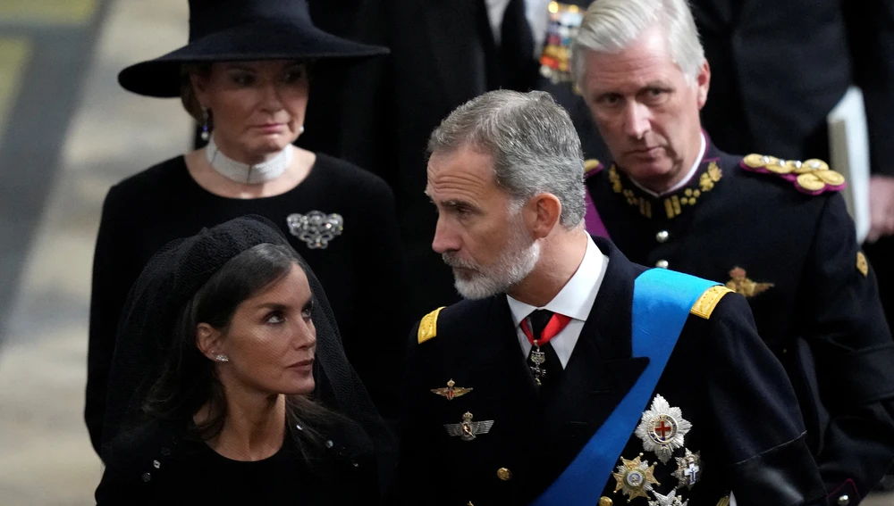 Los reyes Felipe y Letizia a la salida del funeral de Isabel II en la abadía de Westminster