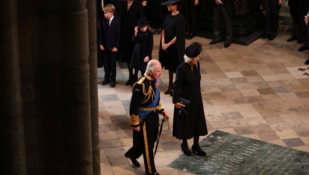 Los reyes Carlos III y Camila en el umbral de la Abadía de Westminster