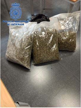 Detenidos tres varones con 7.640 gramos de marihuana en su vehículo Detenidos tres varones con 7.640 gramos de marihuana en su vehículo