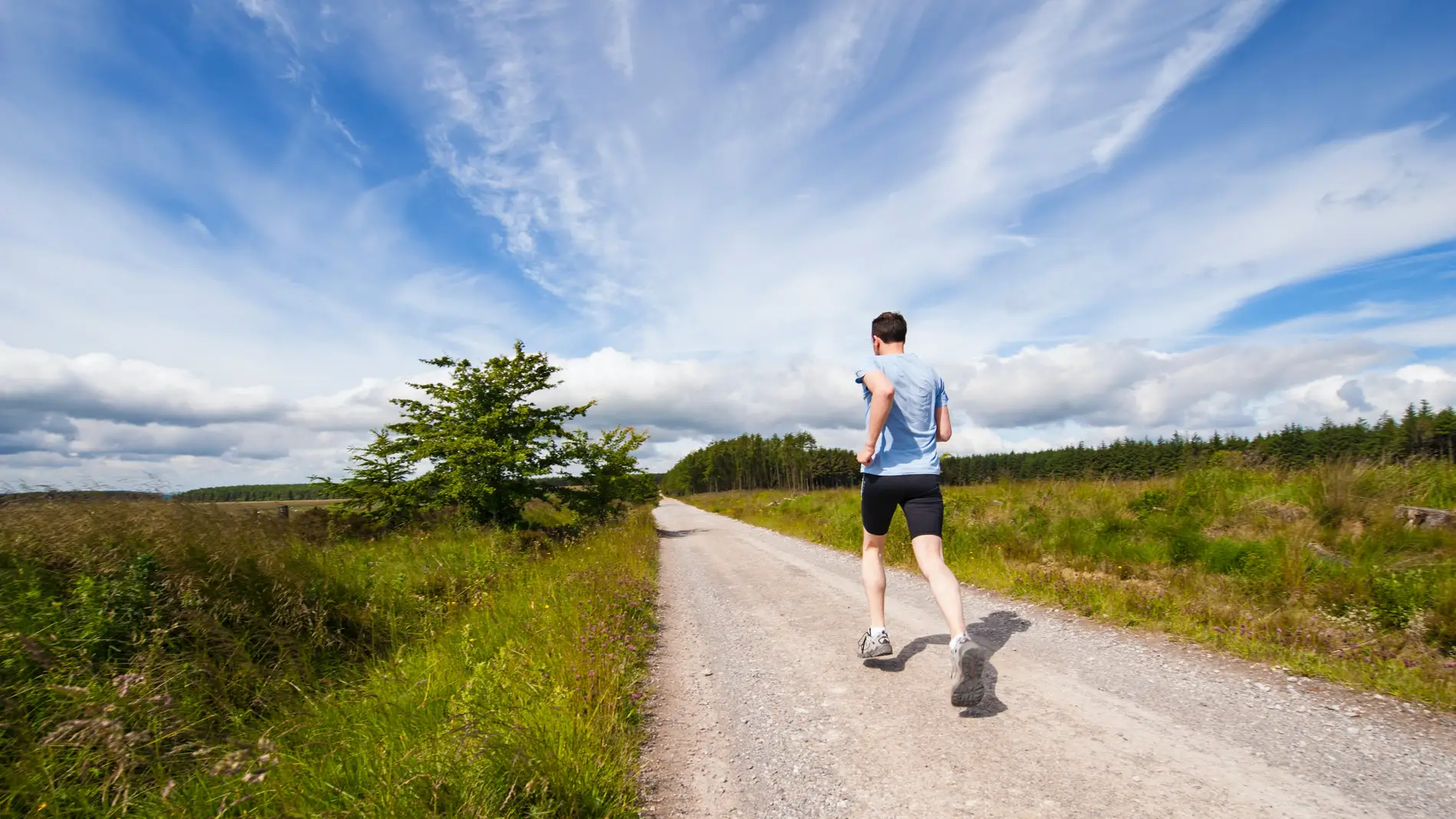 Un hombre realiza 'jogging' en una imagen de archivo/ Unsplash