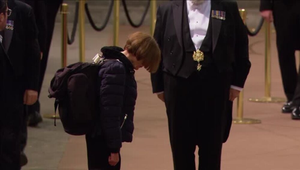 La última persona de la cola que ha dado el último adiós a Isabell II en Westminster Hall