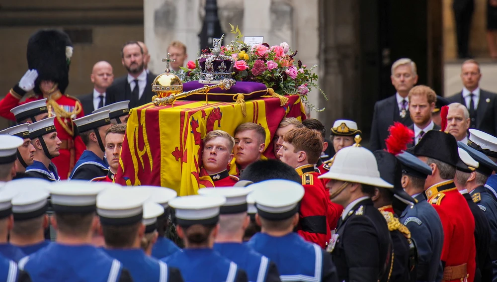 El féretro de Isabel II, durante la procesión hasta Westminster en el funeral de Estado.