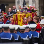 El féretro de Isabel II, durante la procesión hasta Westminster en el funeral de Estado.