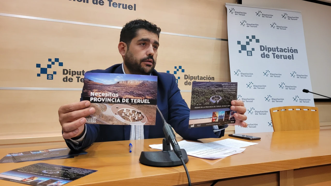 El diputado Diego Piñeiro muestra el material promocional que se mostrará en las ferias