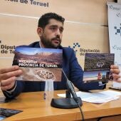 El diputado Diego Piñeiro muestra el material promocional que se mostrará en las ferias