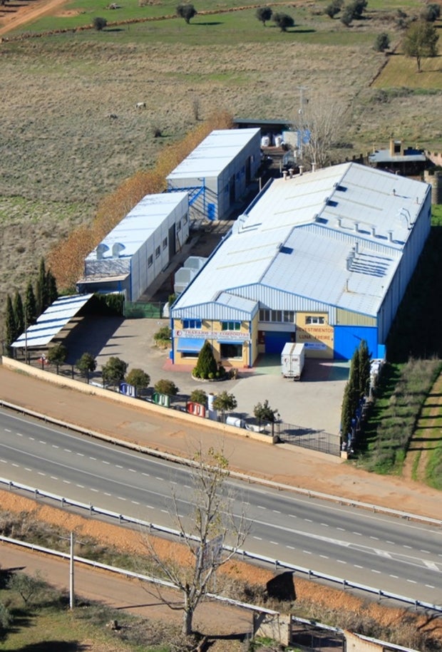 La plantilla de la empresa de Piedrabuena ‘Revestimientos Luna Freire’ secunda la huelga ante los impagos salariales La plantilla de la empresa de Piedrabuena ‘Revestimientos Luna Freire’ secunda la huelga ante los impagos salariales