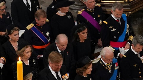 La imagen de Felipe VI y Letizia sentados junto a los reyes em&eacute;ritos Juan Carlos y Sof&iacute;a