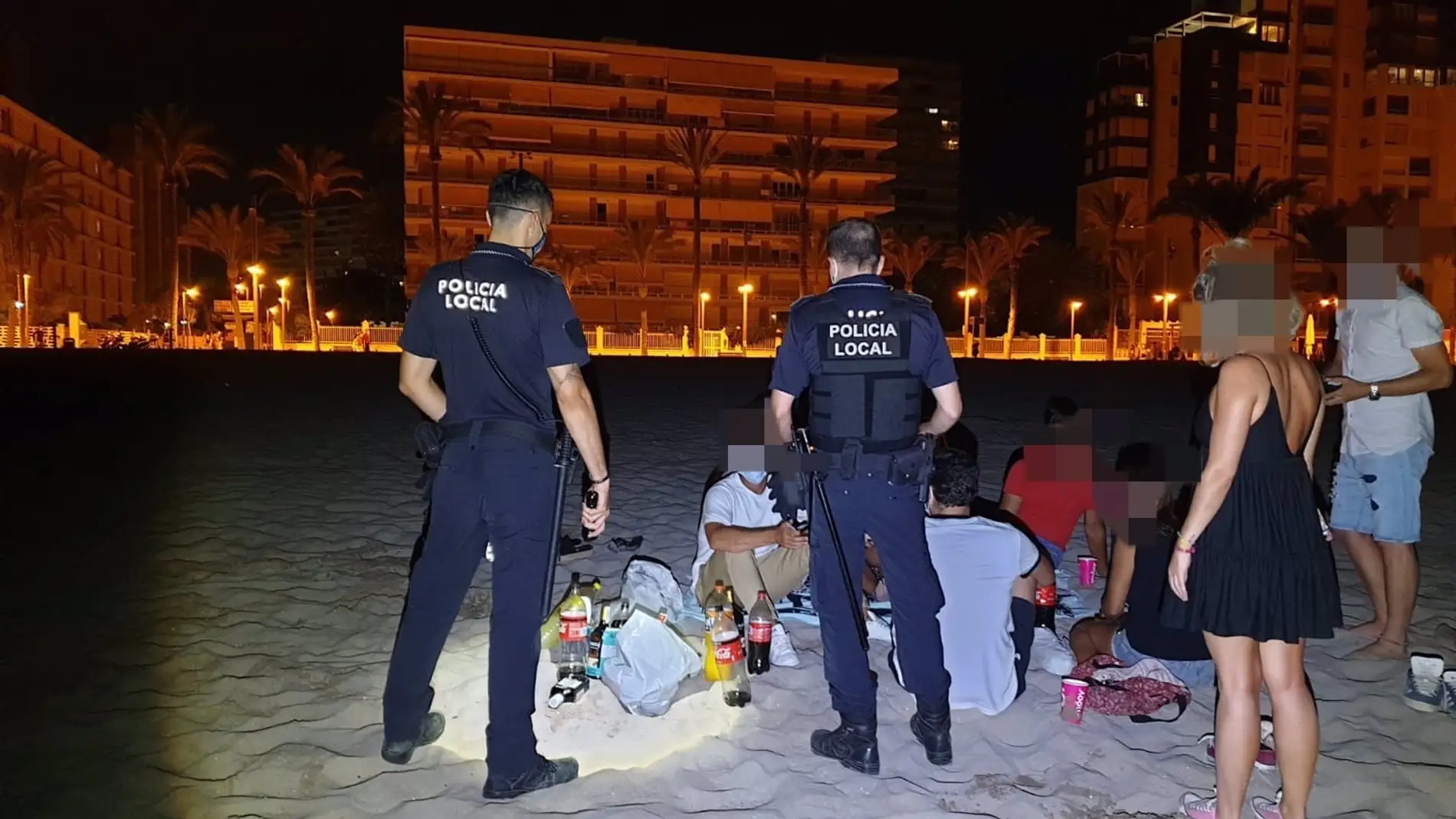 La Policía Local interviene en un botellón en la playa