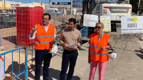 Visita del alcalde y agamed a las obras de renovación de la red de agua potable en la ciudad de Torrevieja  