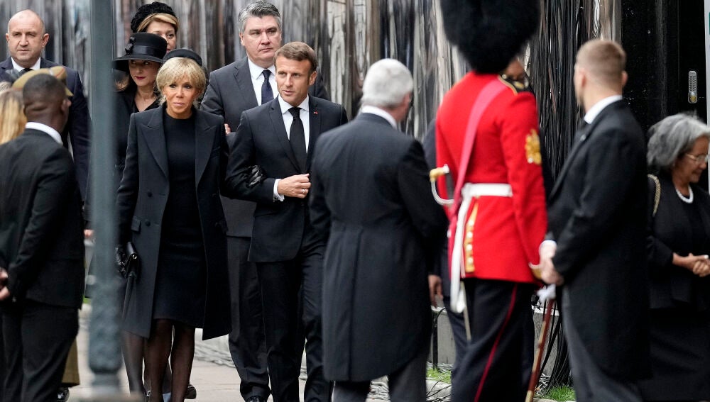 Emmanuel y Brigitte Macron acuden como representación de Francia a los funerales de Isabel II