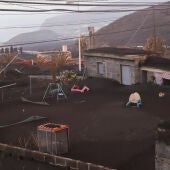 Fotografía de archivo de la ceniza que cubre una casa en una zona cercana al volcán de Cumbre Vieja.