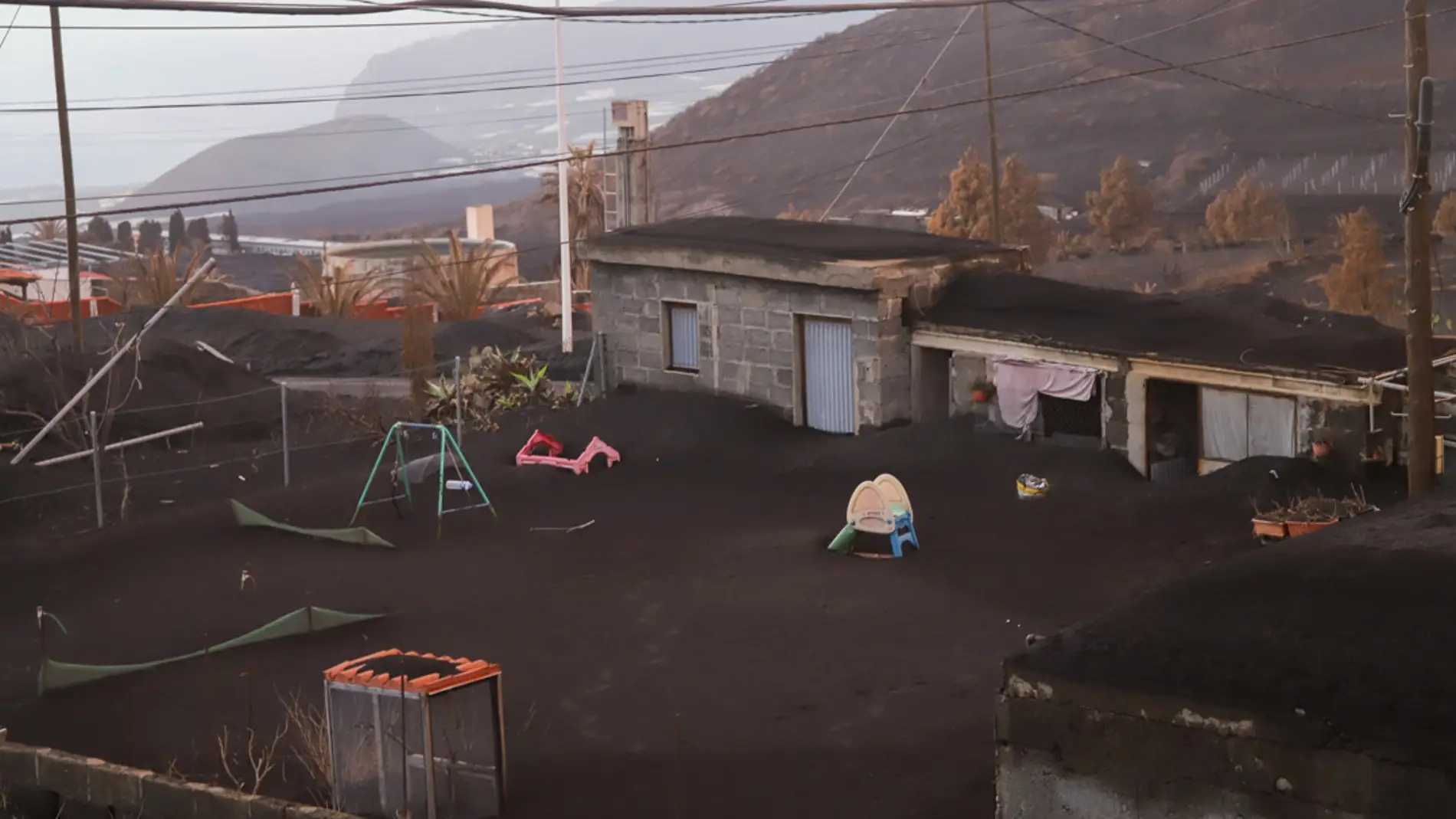 Fotografía de archivo de la ceniza que cubre una casa en una zona cercana al volcán de Cumbre Vieja.