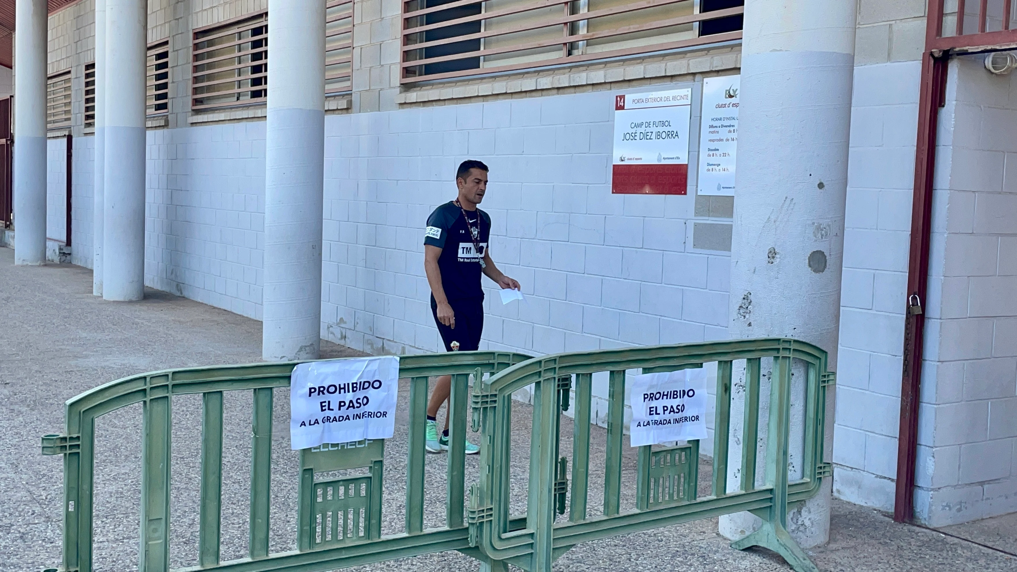 Francisco, entreador del Elche, a la entrada del entrenamiento del equipo en el Díez Iborra Francisco, entreador del Elche, a la entrada del entrenamiento del equipo en el Díez Iborra