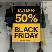 Imagen de archivo de un escaparate que presenta una oferta por el Black Friday/ Unsplash Imagen de archivo de un escaparate que presenta una oferta por el Black Friday/ Unsplash