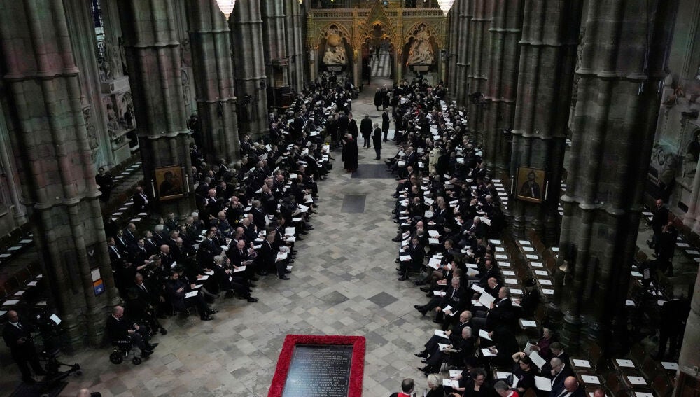 Los invitados al funeral de Isabel II van ocupando sus asientos en la Abadía de Westminster
