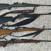 Armas intervenidas por la Guardia Civil a los dos investigados Armas intervenidas por la Guardia Civil a los dos investigados