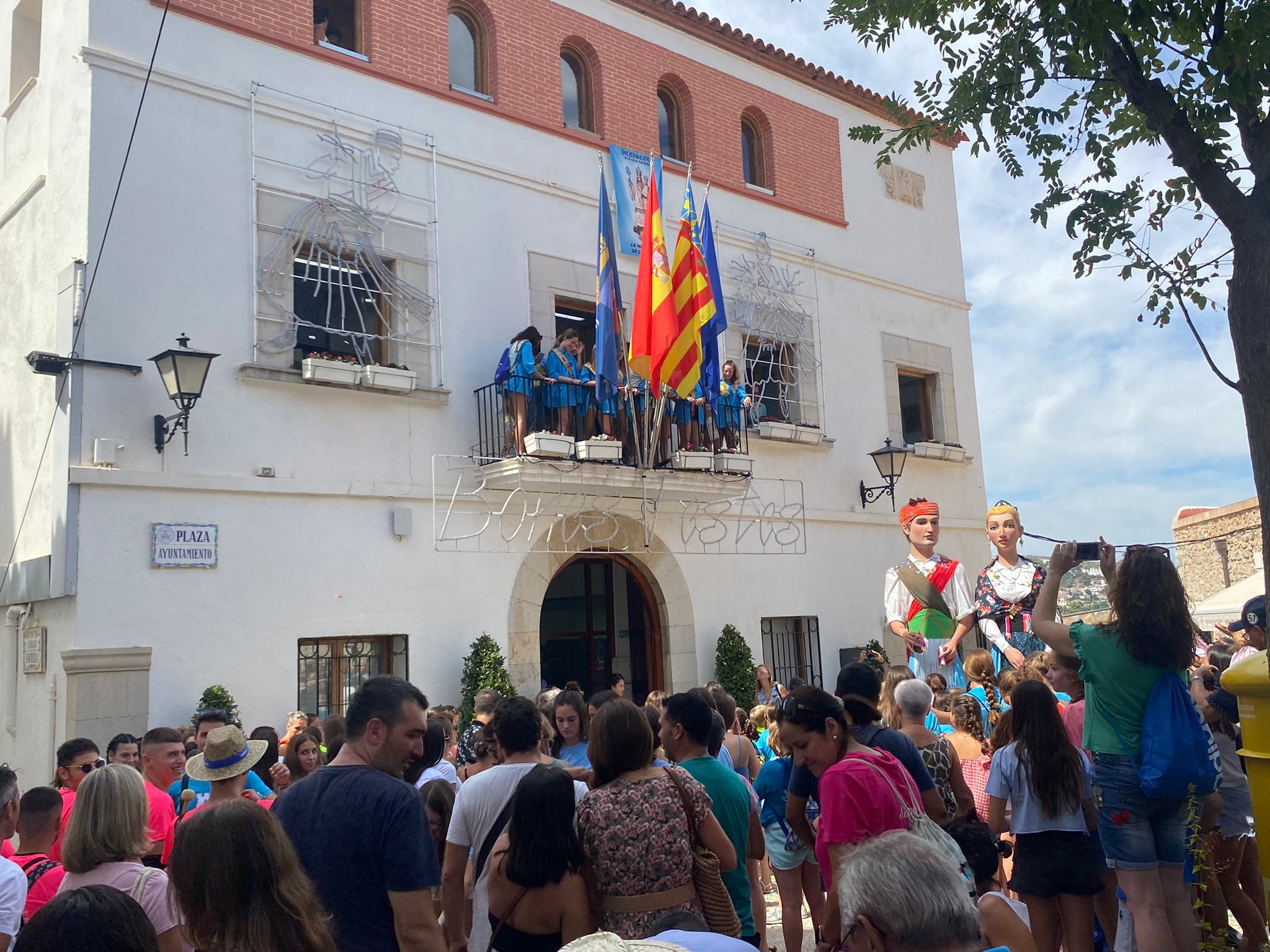 Justicia investigará un acto taurino en Peñíscola en el que jóvenes impiden el paso de las vaquillas Justicia investigará un acto taurino en Peñíscola en el que jóvenes impiden el paso de las vaquillas