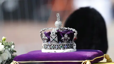 La Corona del Estado Imperial descansa sobre el ataúd que contiene el cuerpo de la difunta reina Isabel II este 14 de septiembre.