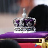 La Corona del Estado Imperial descansa sobre el ataúd que contiene el cuerpo de la difunta reina Isabel II este 14 de septiembre.