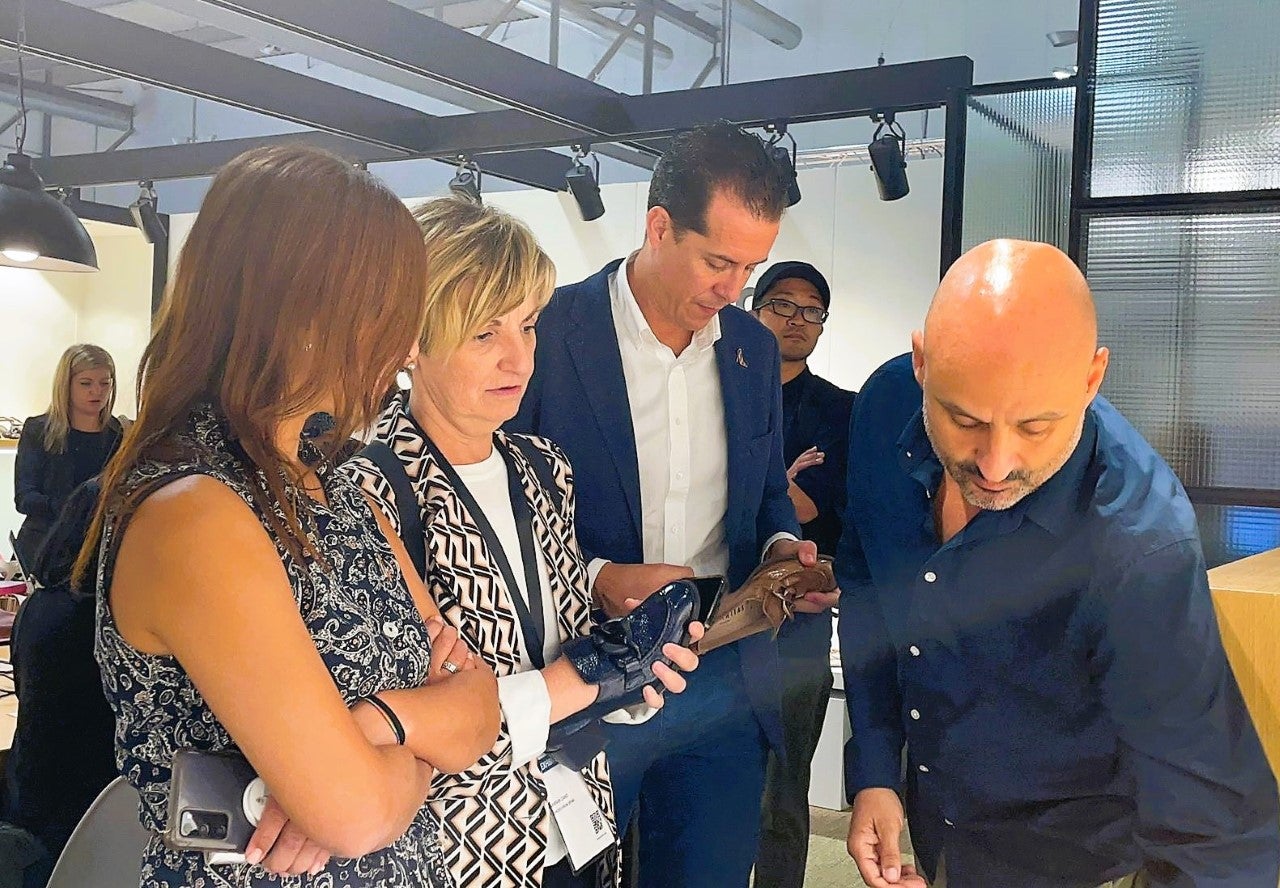 Empresarios de calzado hacen acopio de materias primas y apuestan por la energía solar para paliar la inflación Empresarios de calzado hacen acopio de materias primas y apuestan por la energía solar para paliar la inflación