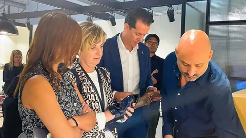 La presidenta de AVECAL con el alcalde de Elda, Rubén Alfaro La presidenta de AVECAL con el alcalde de Elda, Rubén Alfaro